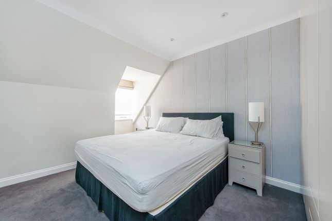 Flat to rent in Stratton Street, London