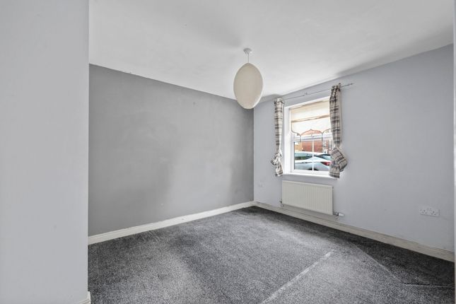 19 Salhouse Gardens, St. Helens photo 3