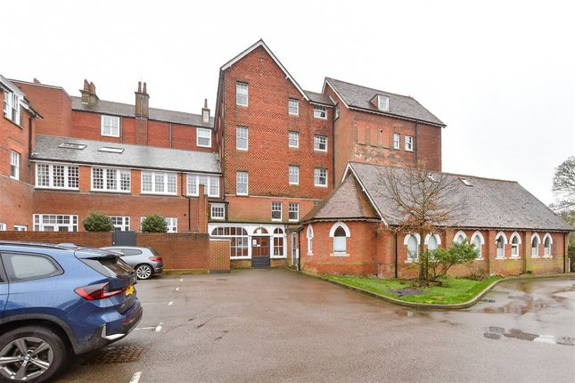 2-bed flat on Eversley Park, Folkestone, £190,000