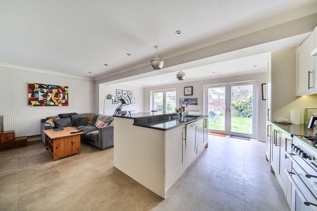 6, Dove House Green, Weybridge photo 2