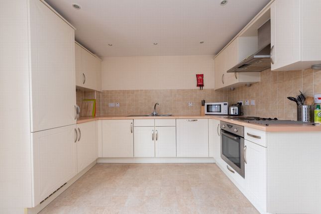 Woodside Court, Farnborough photo 2