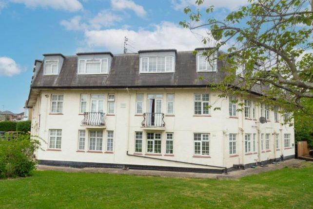 2-bed flat on Ranelagh Court, Glendale Avenue, Edgware, £250,000