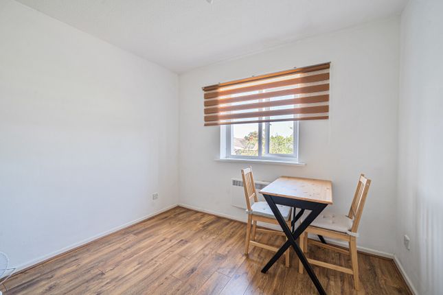 12 Gainsborough Court,, Albert Street, Hart photo 2