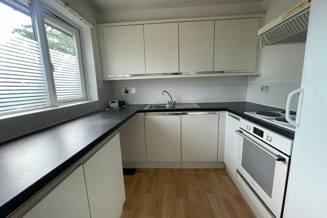 6, Amanda Close, Chigwell photo 3