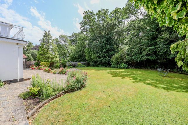 22, Woodside, Leigh-On-Sea photo 4