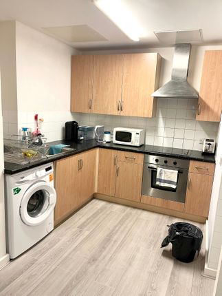 Flat to rent in Drayton Park, London