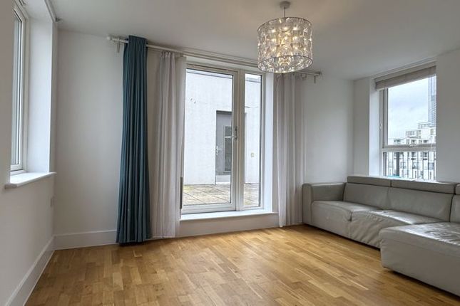 Duplex to rent in Tiller Road, London