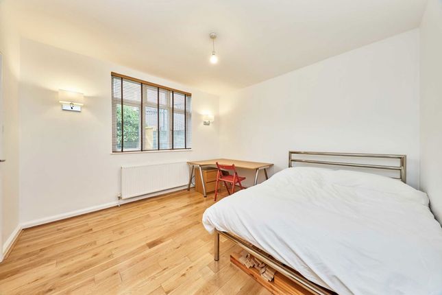 Flat E, 9, Hopton Road, London photo 4