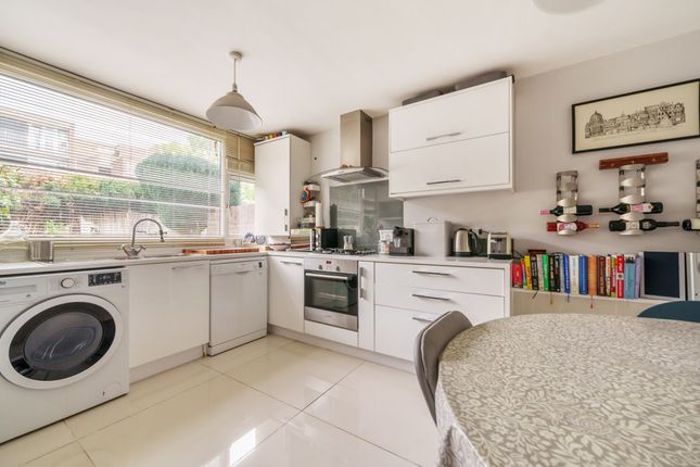 2, Grangedale Close, Middlesex photo 3