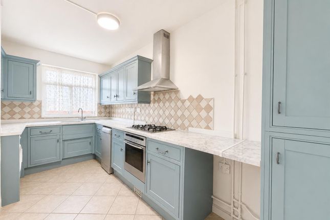 4, Walnut Tree Road, Heston photo 3