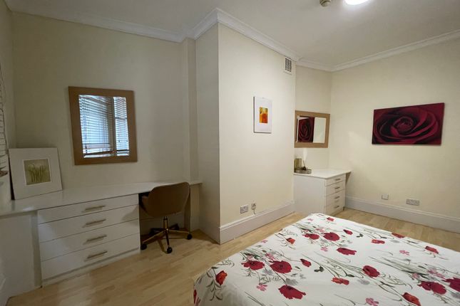 Duplex to rent in White Horse Street, London