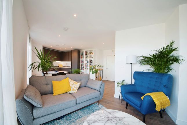 Thumbnail Flat for sale in Headwater Point, Dipper Drive, London