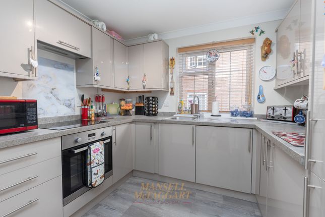 8 St. Nicholas Court, Crawley photo 4