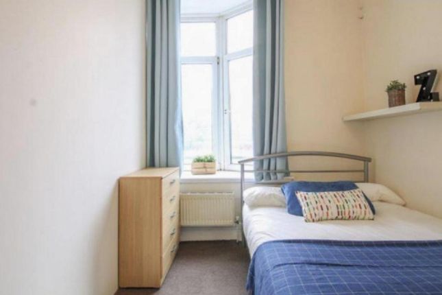 Thumbnail Room to rent in Kilburn High Road, London