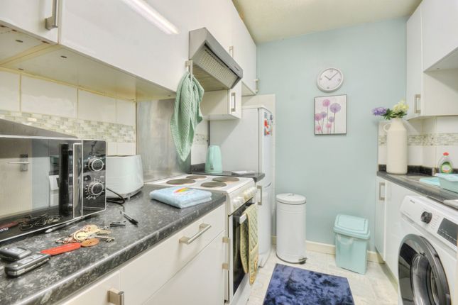 Flat 3, 1, Taverner Close, Hampshire photo 4