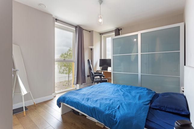 Maisonette for sale in Olympian Way, London