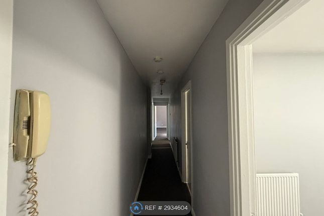 Flat, Upper Green East, Mitcham photo 4