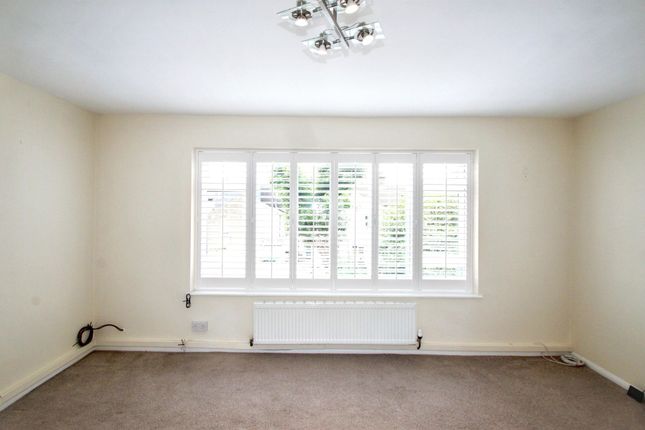 15 Blenheim Court, Woodford Green photo 4