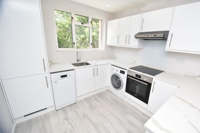 Flat to rent in Park Farm Close, London
