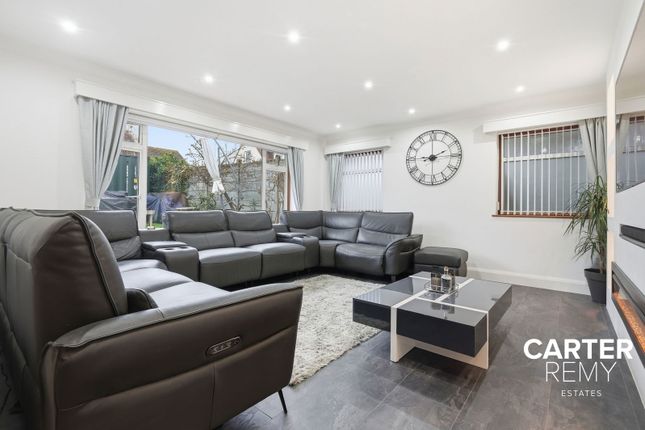 37, Woodward Close, Grays photo 3