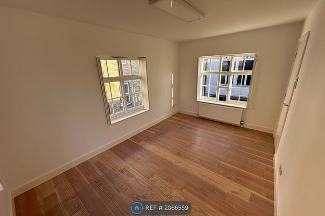 Flat to rent in Bacon Street, London