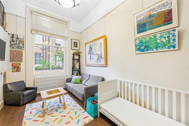 Flat for sale in Palace Court, London