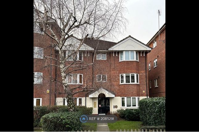 Flat to rent in Rossetti Road, London