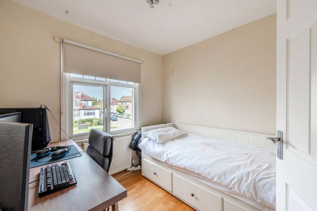 Flat for sale in Whitchurch Lane, Edgware