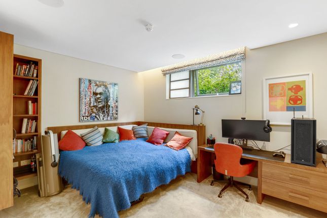 Flat for sale in Campden Hill, London