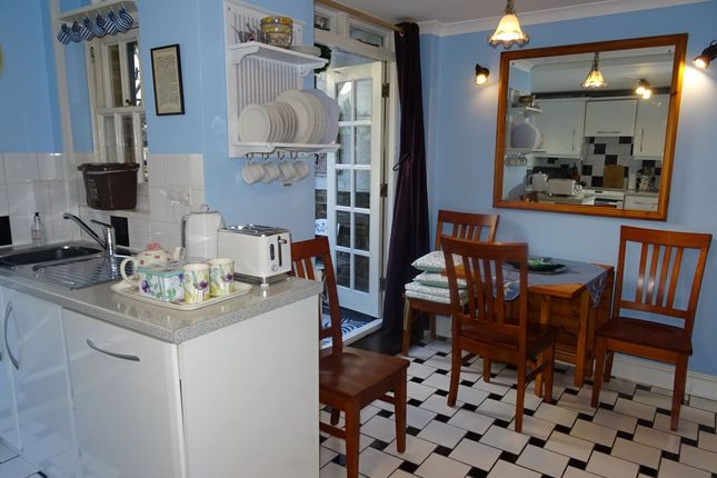 Flat to rent in Gladstone Street, London