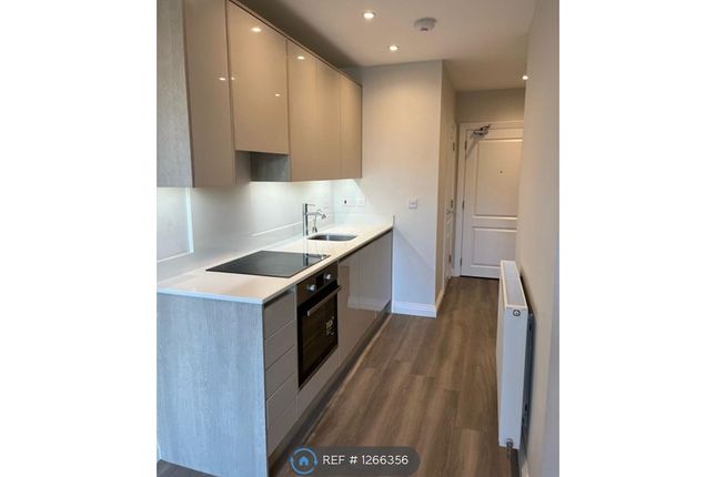 Flat, Panorama Apartments Harefield Road, Uxbridge photo 3