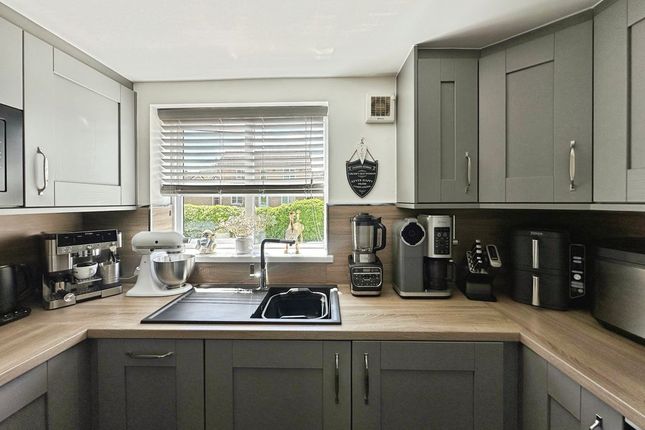 23, Greendale Drive, Manchester photo 4
