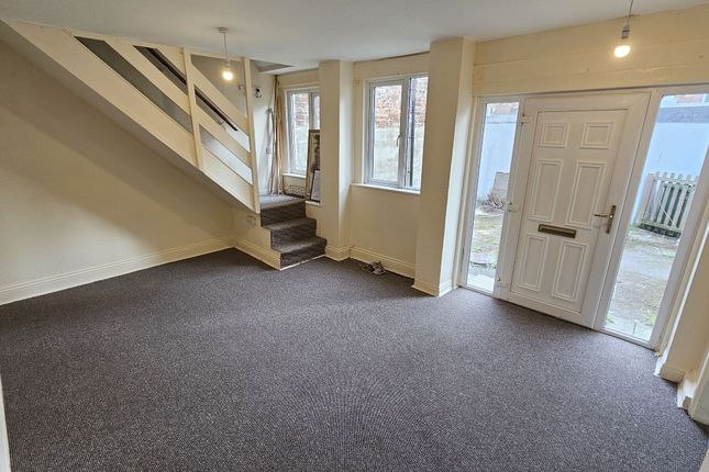 Detached house to rent in Gladstone Road, Scarborough