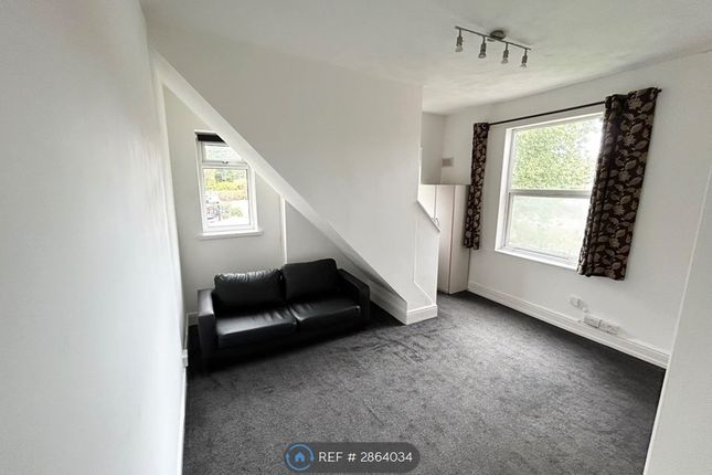 Flat, Penn Road, Wolverhampton photo 3