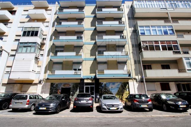 Apartment for sale in Avenida Do Uruguai, Benfica, Lisboa