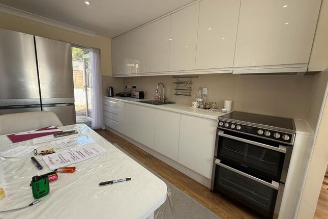 108, Sturgess Avenue, London photo 2