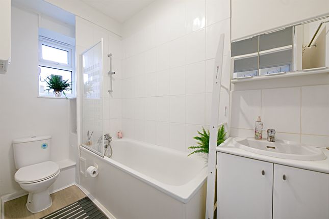 Flat 4, Huntingford House, Horne Way, Putney photo 4