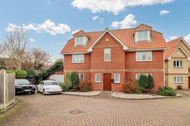 Detached house for sale in Ivy Gate Close, Wickford