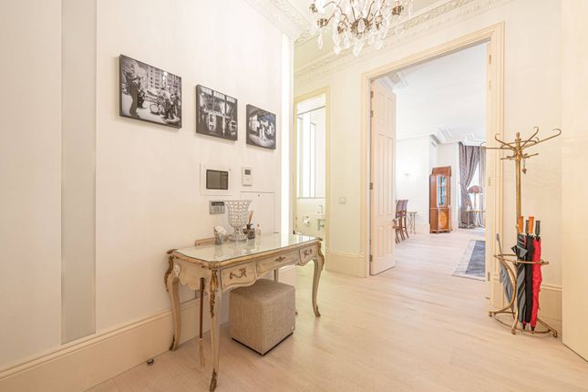 Flat for sale in Fitzjohns Avenue, Hampstead, London