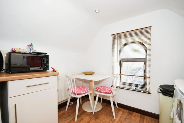 Flat 5 - Kitchen 02.Jpg