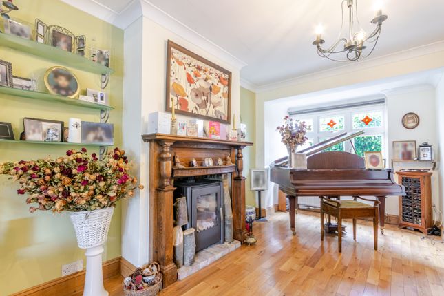 19, Garston Drive, Watford photo 4