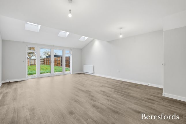2, Lister Close, Dunmow photo 2