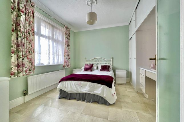 3, Heath Gardens, Lake photo 2