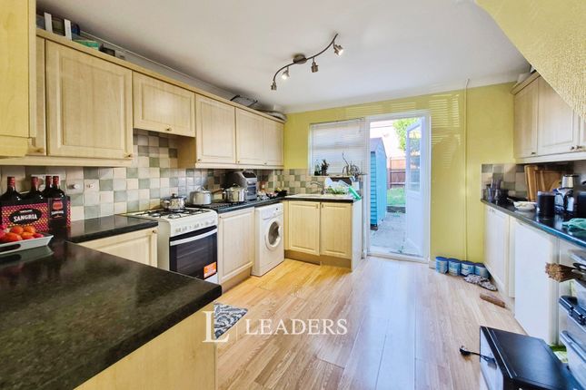 6, Brookside, Milton Keynes photo 2
