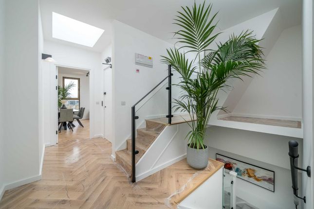 Flat for sale in Mildenhall Road, London