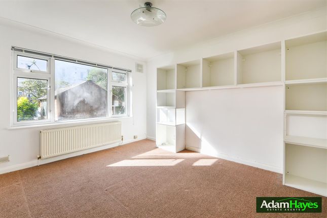 19 Park Court, Friern Park, London photo 2