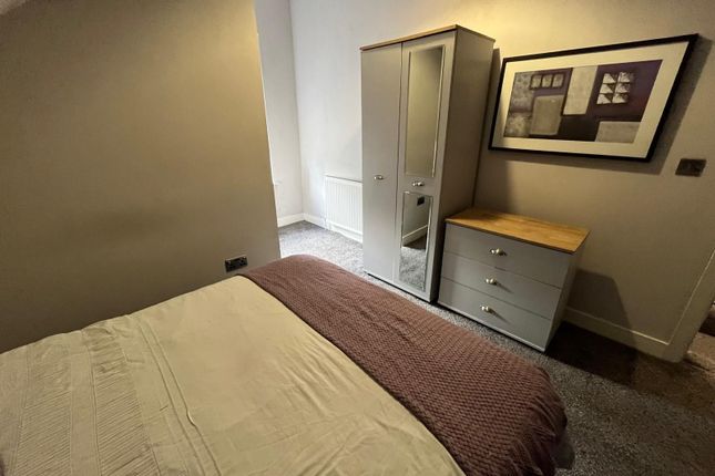 Room 4, 34 Clifford Place, Churwell Morley, Leeds photo 2