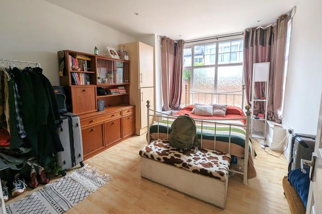 Flat to rent in Woking, Surrey