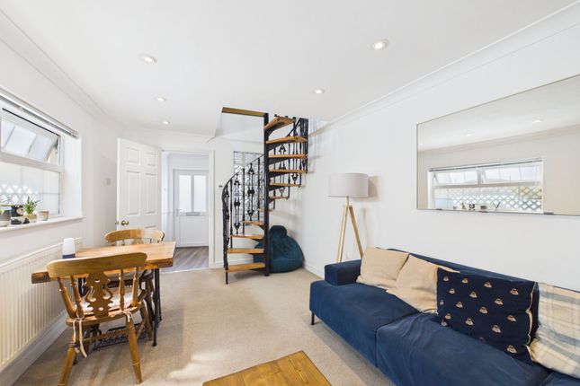 1 Andover Road, Cheltenham photo 3