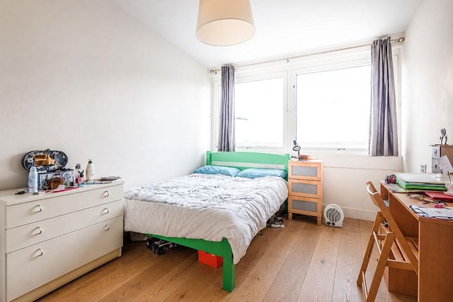 Flat 177, Quadrangle Tower, Cambridge Square, London photo 4